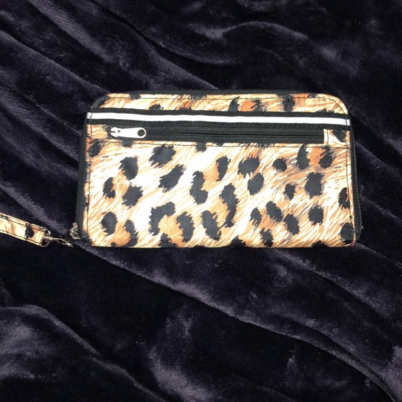 Leopard Wristlet - Picture 2 of 2